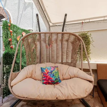 Heated Jacuzzi & Luxury Garden Retreat Holiday home