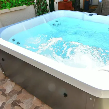 Heated Jacuzzi & Luxury Garden Retreat Holiday home