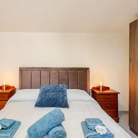 Heated Jacuzzi & Luxury Garden Retreat Holiday home