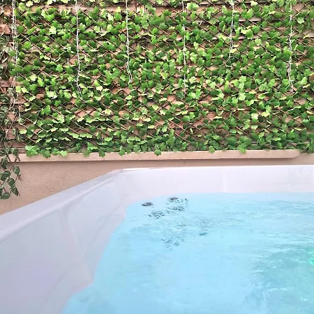 Heated Jacuzzi & Luxury Garden Retreat Holiday home *