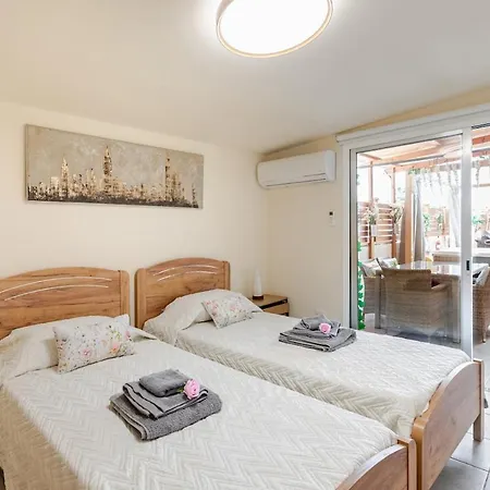 Holiday home Heated Jacuzzi & Luxury Garden Retreat