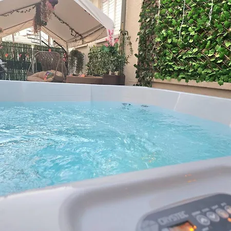 Heated Jacuzzi & Luxury Garden Retreat Holiday home