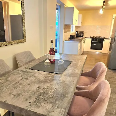 Holiday home Heated Jacuzzi & Luxury Garden Retreat *