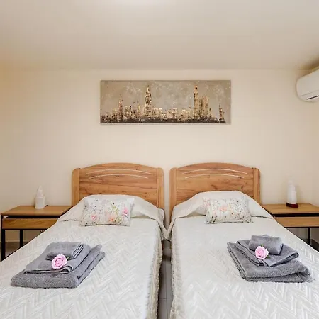 Heated Jacuzzi & Luxury Garden Retreat Holiday home