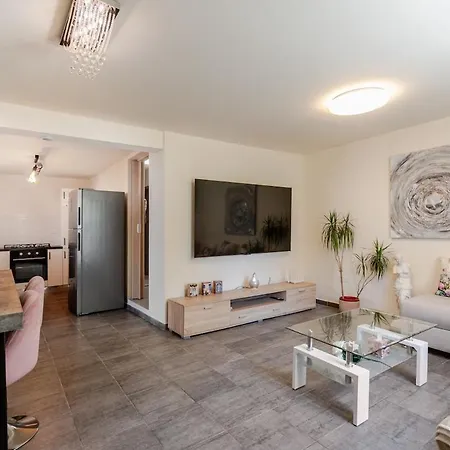 Heated Jacuzzi & Luxury Garden Retreat Feriehus
