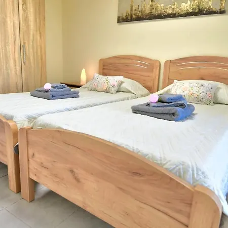 Heated Jacuzzi & Luxury Garden Retreat Holiday home