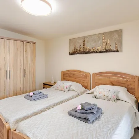 Feriehus Heated Jacuzzi & Luxury Garden Retreat *