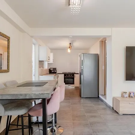 Heated Jacuzzi & Luxury Garden Retreat Holiday home